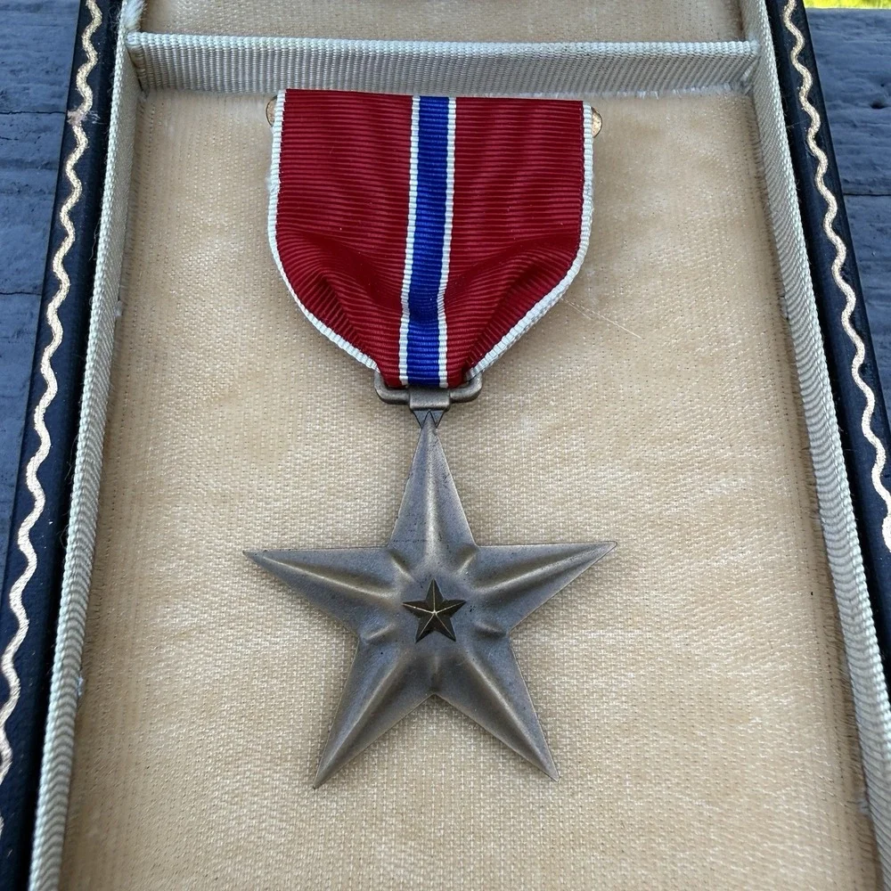 WWII US Military Bronze Star Medal Ribbon Bar Lapel Pin Original Presentation
